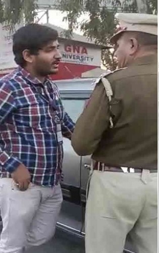 ਪੁਲਸ ਤੇ ਨੋਜਵਾਨ ਦਾ ਹਾਈ ਵੋਲਟੇਜ ਡਰਾਮਾ