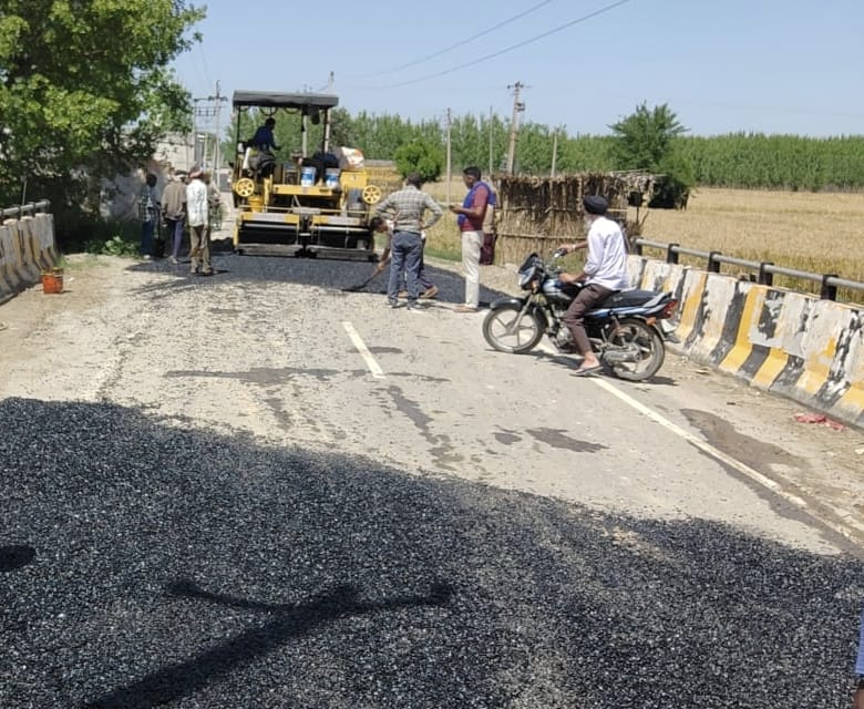 ਪਿੰਡ ਨਾਨੋਵਾਲ ਮੌਜੂਦ ਪੁਲ ਕੋਲ ਸੜਕ ਤੇ ਪੈਂਚ ਵਰਕ ਕਰਵਾਇਆ।