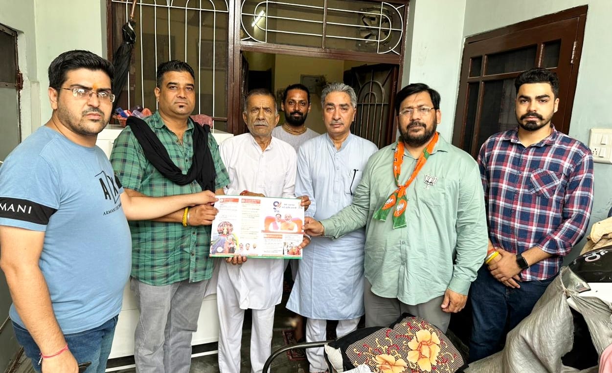 पतारा गांव में जनसंपर्क अभियान के तहत राजेश बाघा ने आम जनता को मोदी सरकार के 9 साल के कार्यकाल की उपलब्धियों की जानकारी दी