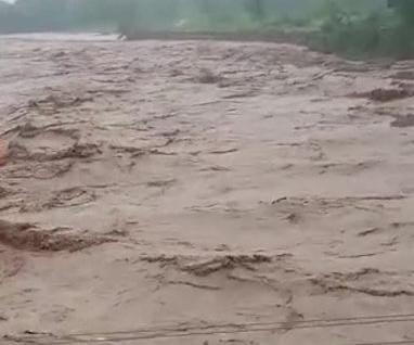 पंजाब मैं हुई भारी बारिश की वजह से बन गए बाढ़ जैसे हालात पंजाब के कई जिलों में आई बाढ़