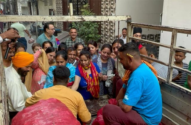 ਜਲੰਧਰ: ਲੋਕਾਂ ਨੂੰ ਮਿਲੀ ਵੱਡੀ ਰਾਹਤ, ਸੜਕਾਂ ‘ਤੇ ਵਿਕਣ ਲੱਗੇ ਸਸਤੇ ਪਿਆਜ਼।