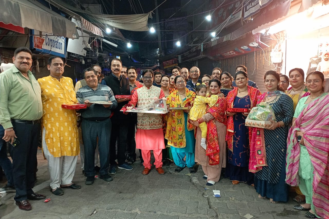 श्री कष्ट निवारण बालाजी मन्दिर में अदा की गई माता तुलसी को चुनरी चढ़ाने व मेहंदी लगाने की रस्म…