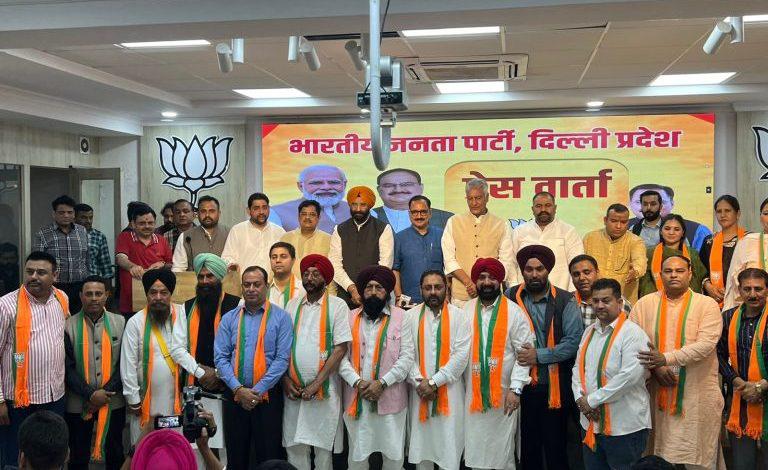 ਸੁਸ਼ੀਲ ਕੁਮਾਰ ਰਿੰਕੂ ਅਤੇ ਸ਼ੀਤਲ ਅੰਗੁਰਾਲ ਦੇ ਕਈ ਕਰੀਬੀ ਮੌਜੂਦਾ ਕੌਂਸਲਰ ਅਤੇ ਸਾਬਕਾ ਕੌਂਸਲਰ ਆਮ ਆਦਮੀ ਪਾਰਟੀ ਨੂੰ ਛੱਡ ਕੇ ਬੀਜੇਪੀ ਚ ਹੋਏ ਸ਼ਾਮਿਲ