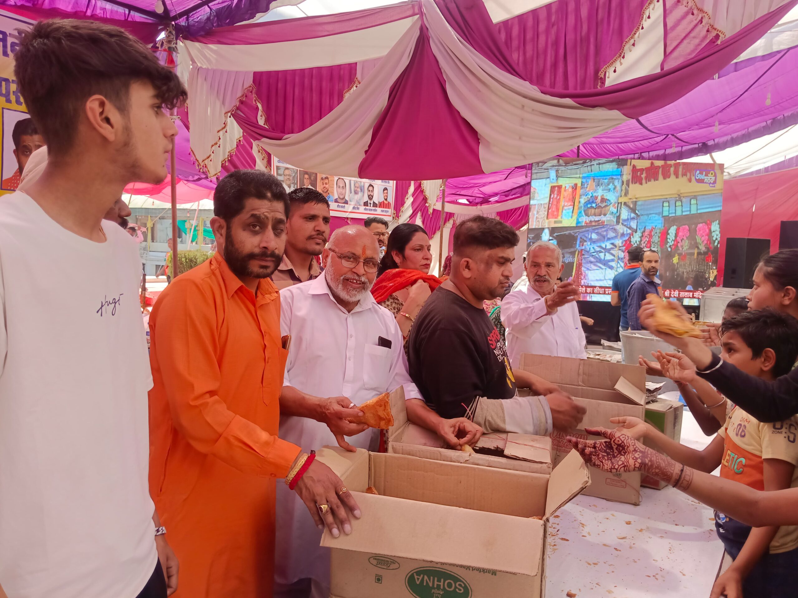 विनय जालंधरी की याद में 5 अप्रैल को त्रिपुरमालिनी जी के मेले पर श्री देवी तालाब मंदिर में बड़ी धूमधाम से लगाया लंगर : दीपक कंबोजब