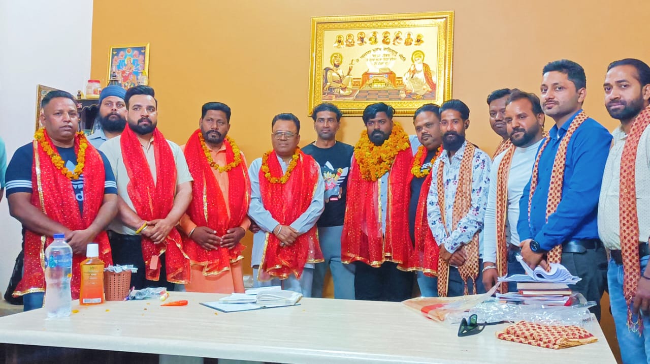 जालंधर,(एस सी)मोर्चा की समूची टीम ने नेशनल वाल्मीकि सभा के मुख्य सुचालक ,अध्यक्ष और प्रधान को किया सम्मानित