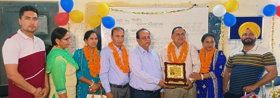 ਸਕੂਲ ਆਫ ਐਮੀਨੈਂਸ ਬਾਗਪੁਰ-ਸਤੌਰ ਦੇ ਐਸ ਐਸ ਮਾਸਟਰ ਹਰਜਿੰਦਰ ਕੁਮਾਰ ਅਤੇ ਚੌਂਕੀਦਾਰ ਕੁਲਦੀਪ ਸਿੰਘ ਨੂੰ ਸੇਵਾ-ਮੁਕਤੀ ’ਤੇ ਦਿੱਤੀ ਨਿੱਘੀ ਵਿਦਾਇਗੀ
