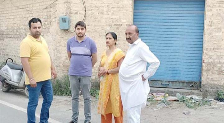 ਜਲੰਧਰ ਦੇ ਦੁਆਬਾ ਚੌਂਕ ਵਿੱਚ ਬਾਬਿਆਂ ਦਾ ਰੂਪ ਧਾਰਨ ਕਰਕੇ ਲੁੱਟਿਆ ਕਾਰੋਬਾਰੀ ਪਤੀ-ਪਤਨੀ ਨੂੰ, ਘਟਨਾ ਹੋਈ ਸੀਸੀ ਟੀਵੀ ਕੈਮਰੇ ਵਿੱਚ ਕੈਦ।