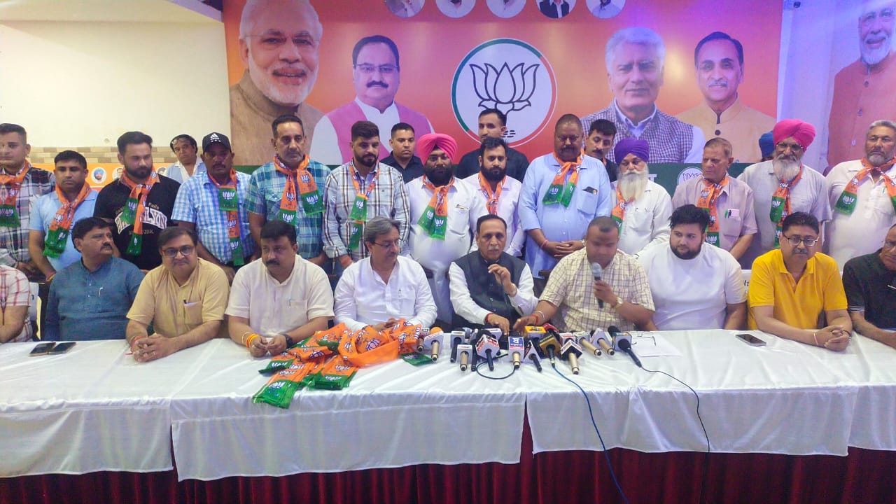 *भाजपा ने आम आदमी पार्टी और कांग्रेस को को दिया बड़ा झटका, कई बड़े नेताओं को किया भाजपा में शामिल*