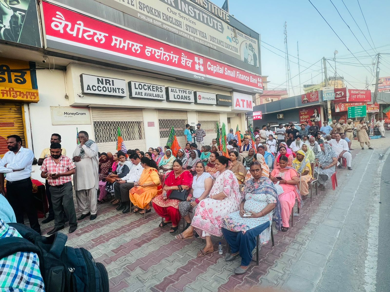 नरेंद्र मोदी शपथ समारोह पर कैंट विधानसभा मे जोरदार कार्यक्रम हुए*