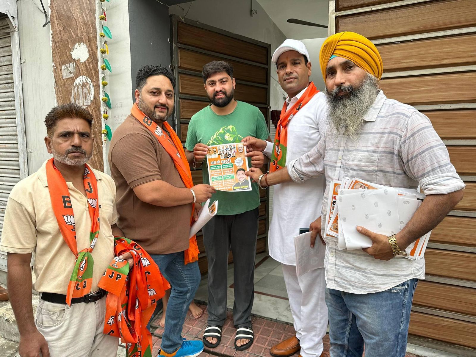 भाजपा स्पोर्ट्स सेल के प्रदेश अध्यक्ष सनी शर्मा ने राजनगर में शीतल अंगूरल के पक्ष में किया डोर टू डोर प्रचार 