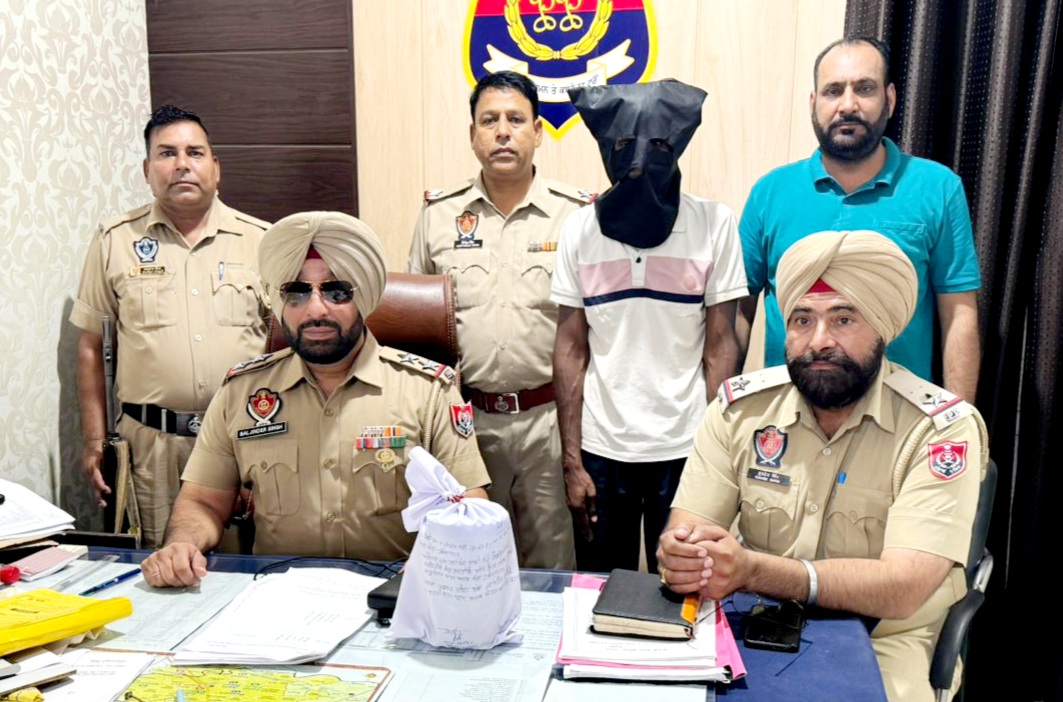 ਥਾਣਾ ਮਾਹਿਲਪੁਰ ਦੀ ਪੁਲਿਸ ਨੇ 990 ਗ੍ਰਾਮ ਅਫੀਮ ਸਮੇਤ ਕੀਤਾ ਇੱਕ ਵਿਅਕਤੀ ਨੂੰ ਗ੍ਰਿਫਤਾਰ ।