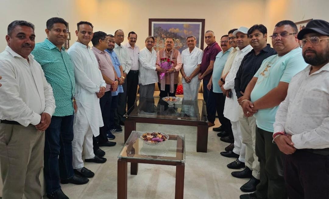 राकेश राठौर ने राष्ट्रीय महामंत्री तरुण चुघ का अपने निवास स्थान पहुंचने पर किया पुष्पित अभिनंदन 