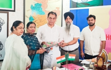 ਸੰਸਦ ਮੈਂਬਰ ਨੇ ਜ਼ਿਲ੍ਹਾ ਸਿੱਖਿਆ ਅਧਿਕਾਰੀਆਂ ਨਾਲ ਮੀਟਿੰਗ ਕੀਤੀ ਅਤੇ ਮੁੱਖ ਮੁੱਦਿਆਂ ‘ਤੇ ਚਰਚਾ ਕੀਤੀ।