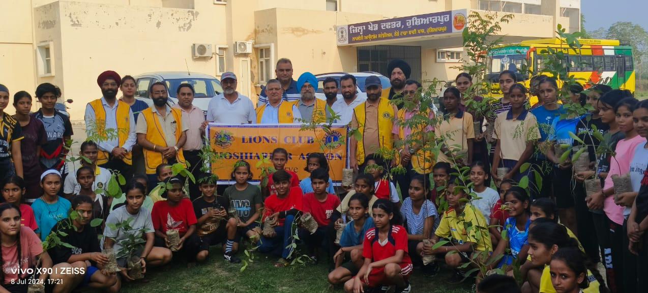 ਲਾਇਨਜ਼ ਕਲੱਬ ਹੁਸ਼ਿਆਰਪੁਰ ਐਕਸ਼ਨ ਨੇ ਸਟੇਡੀਅਮ ਵਿਖੇ ਪੌਦੇ ਲਗਾਏ