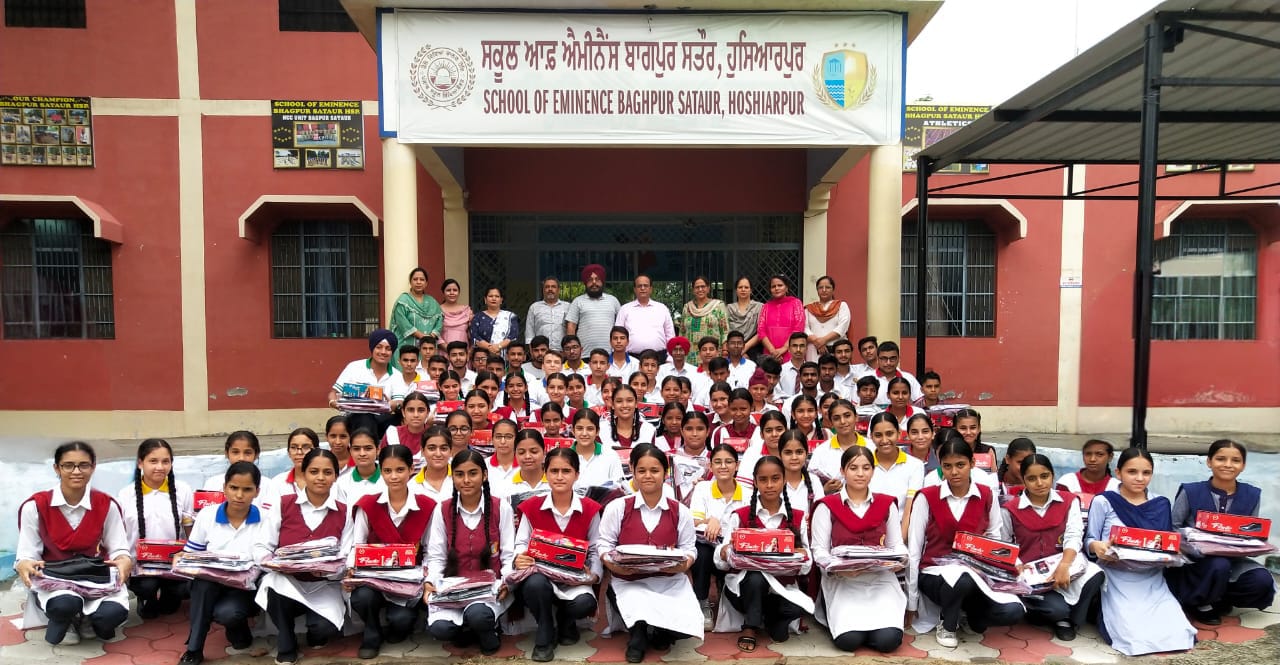 ਸਕੂਲ ਆਫ ਐਮੀਨੈਂਸ ਬਾਗਪੁਰ-ਸਤੌਰ ਵਿਖੇ ਵਿਦਿਆਰਥੀਆਂ ਨੂੰ ਮੁਫਤ ਵਰਦੀਆਂ ਵੰਡੀਆਂ ਗਈਆਂ 