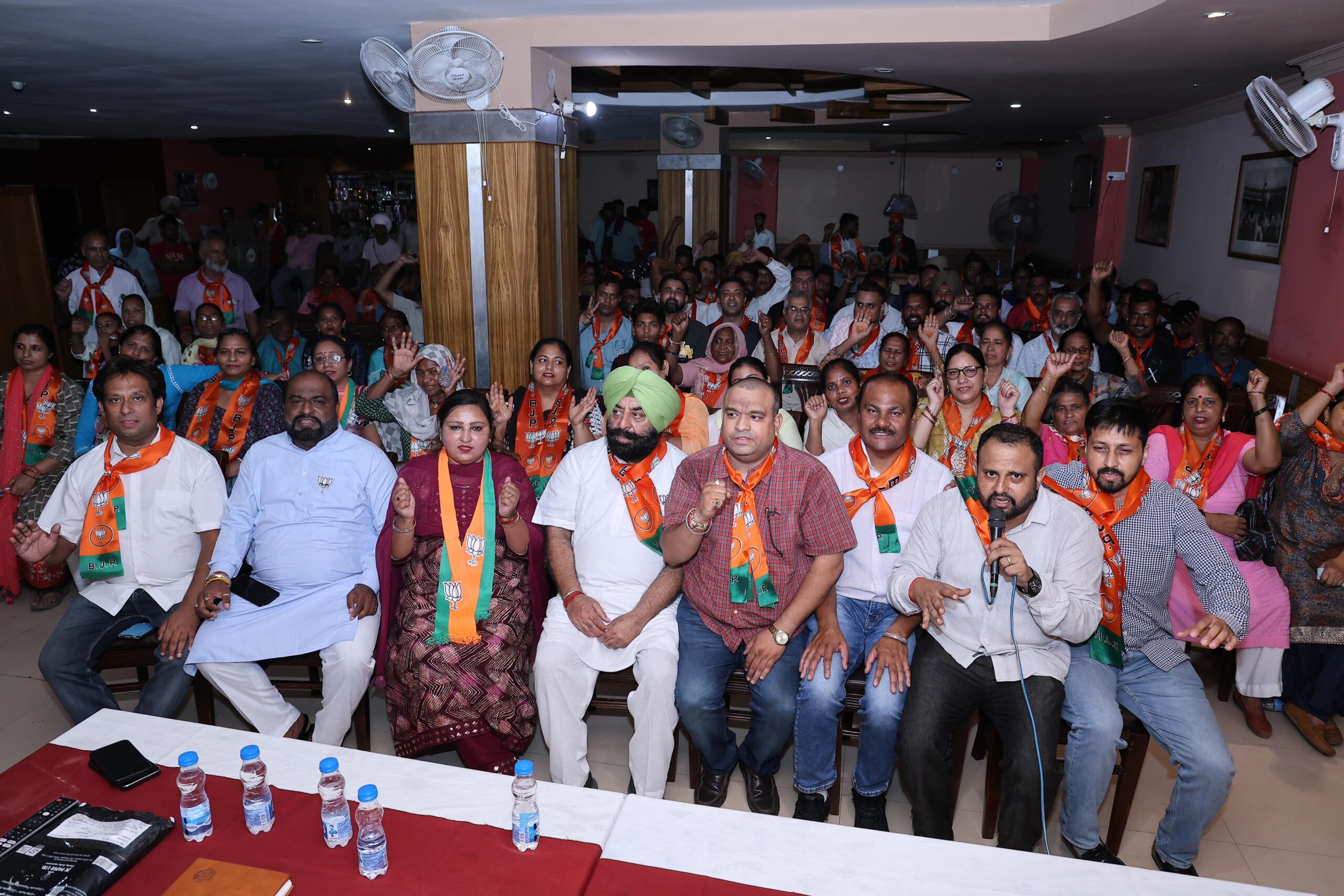 कैंट विधानसभा के ग्रामीण इलाको मे लोगो को भाजपा के मेम्बरशिप अभियान से जोड़ने के लिए जोरदार बैठक कर कमर कसी* 