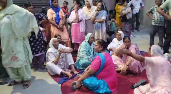 ਕੁੜੀਆਂ ਵੱਲੋਂ ਮਨਾਇਆ ਜਾ ਰਿਹਾ ਸੀ ਤੀਆਂ ਦਾ ਤਿਉਹਾਰ ਇੱਕ ਕਿਸਾਨ ਵੱਲੋਂ ਟਰੈਕਟਰ ਟਰਾਲੀ ਲਾ ਕੇ ਤੀਆਂ ਰੋਕਣ ਦੀ ਕੀਤੀ ਕੋਸ਼ਿਸ਼