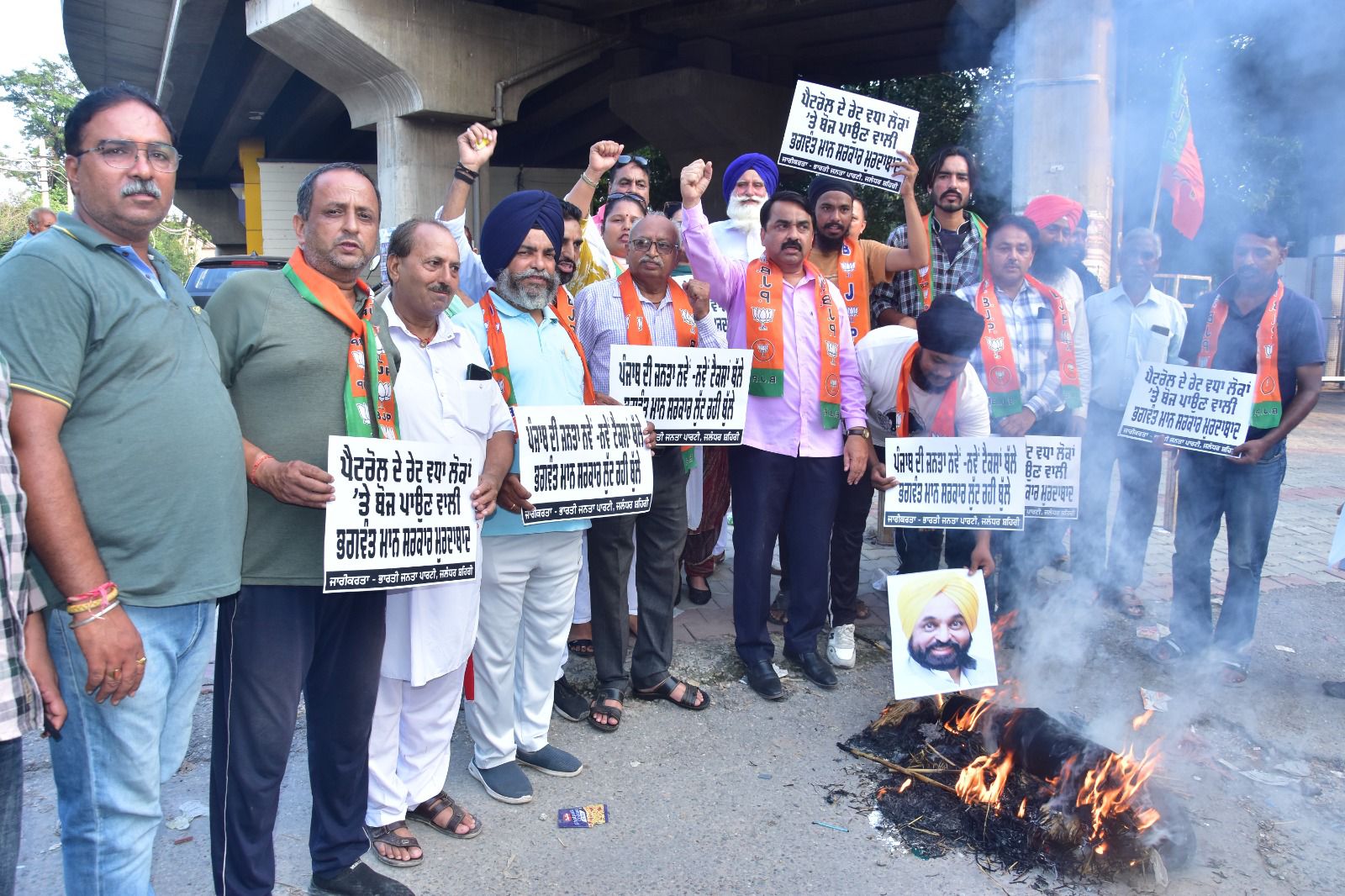 पेट्रोल,डीजल पर टैक्स बढ़ाने घरेलू बिजली पर 3 रुपए सब्सिडी समाप्त करने एवं ग्रीन टैक्स लगाने पर भाजपा प्रदर्शन किए