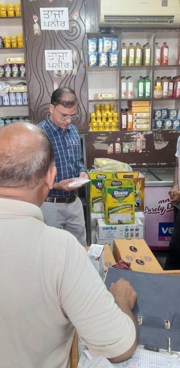 ਜ਼ਿਲਾ ਸਿਹਤ ਅਫਸਰ ਵੱਲੋਂ ਮਿਆਦ ਪੁੱਗਾ ਚੁੱਕੇ 10 ਕਿਲੋ ਦੇਸੀ ਘਿਉ ਅਤੇ ਮੱਖਣ ਨੂੰ ਮੌਕੇ ਤੇ ਨਸ਼ਟ ਕਰਵਾਇਆ ਗਿਆ