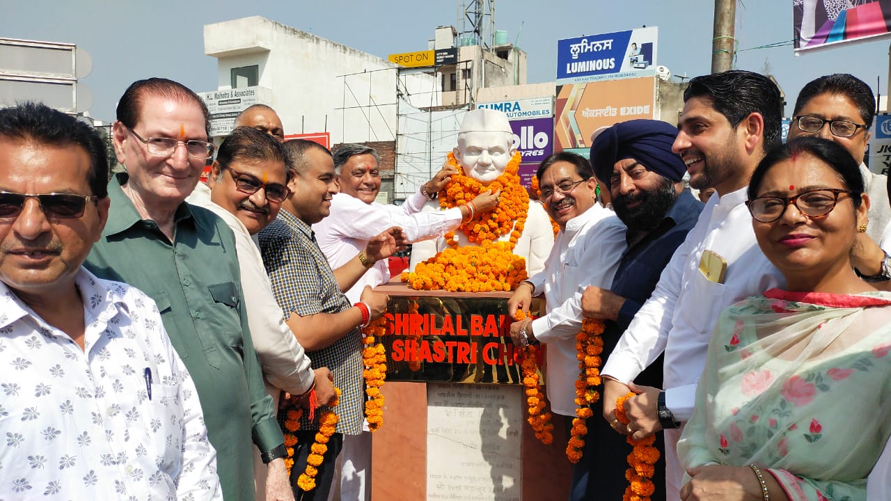 भाजपा जालंधर (शहरी) द्वारा महात्मा गांधी एवं भारत रत्न लाल बहादुर शास्त्री की जयंती पर माल्यार्पण कर किया याद* 