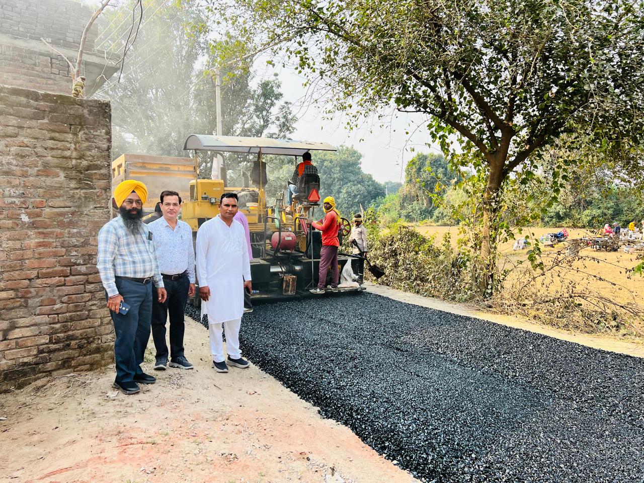 नगर कौंसिल प्रधान विनोद कुमार के प्रयासों से बनी सड़क से लोगों में खुशी की लहर 