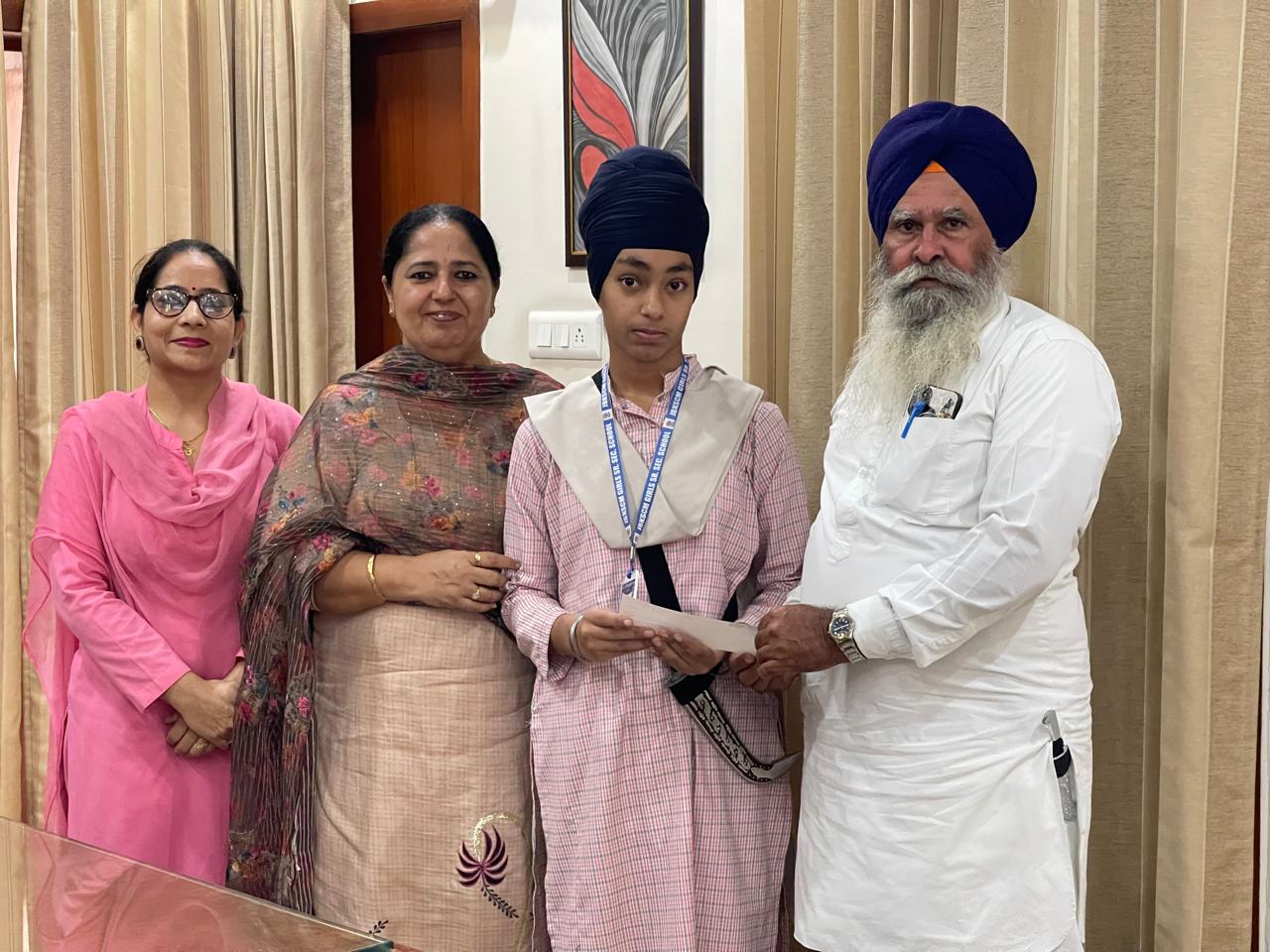 स्कूल की छात्रा को शिरोमणि गुरुदारा प्रबंधक कमेटी की तरफ से 31000 नकद ईनाम देकर सम्मानित किया|   