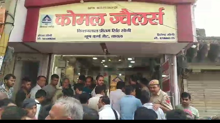 रेवाड़ी के बावल में बदमाशों के हौसले बुलंद। नकाबपोश बदमाशों ने ज्वैलर्स शोरूम पर फायरिंग कर लूट की वारदात को अंजाम दिया। 