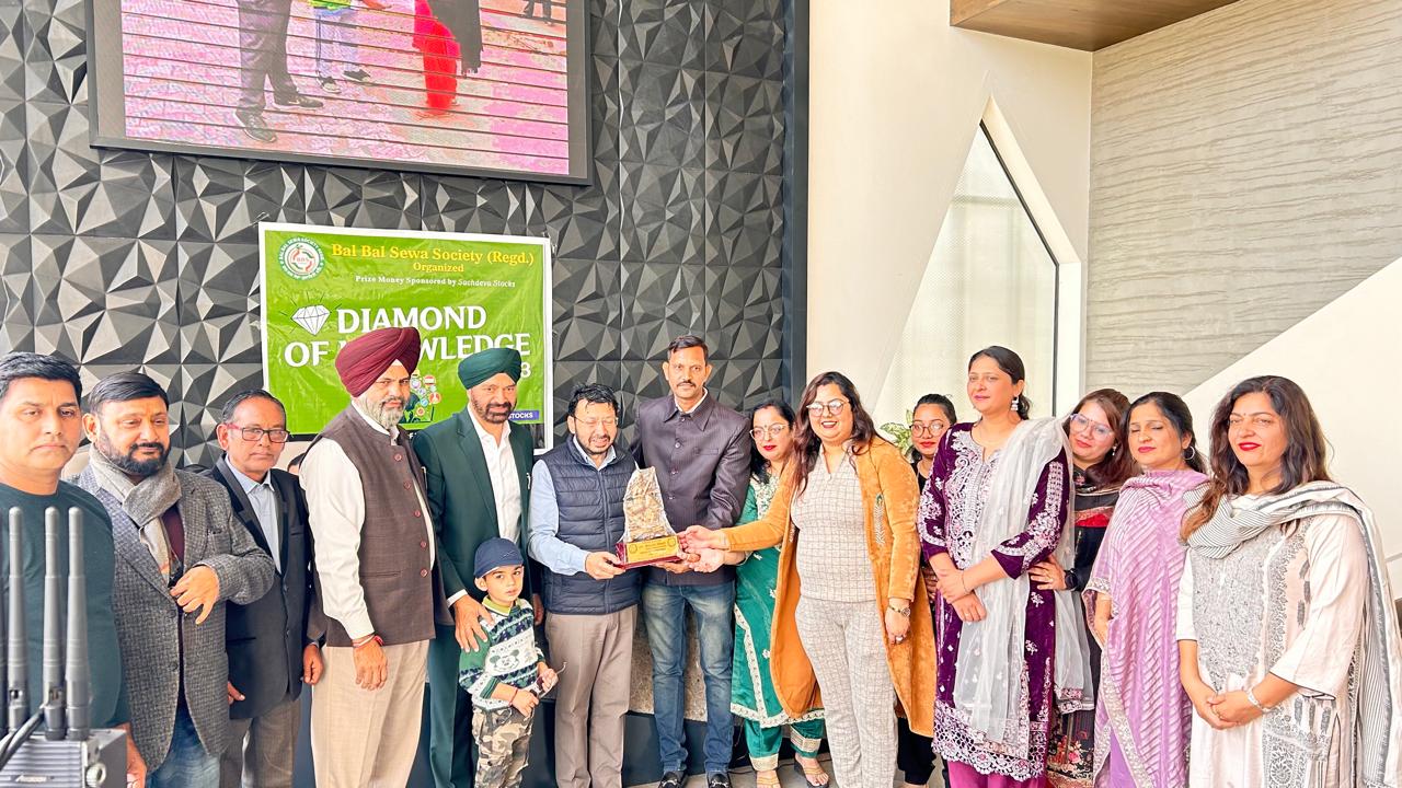 ਕੈਬਨਿਟ ਮੰਤਰੀ ਡਾ.ਰਵਜੋਤ ਸਿੰਘ ਬੱਧਣ ਤੇ ਪਰਮਜੀਤ ਸੱਚਦੇਵਾ ਨੇ ਜੇਤੂ ਵਿਦਿਆਰਥੀਆਂ ਨੂੰ ਦਿੱਤੇ ਇਨਾਮ