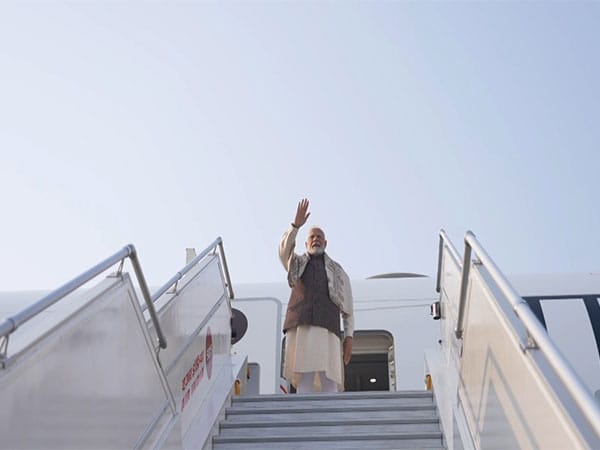 प्रधानमंत्री नरेंद्र मोदी दो दिवसीय यात्रा पर  पहुंचे कुवैत 