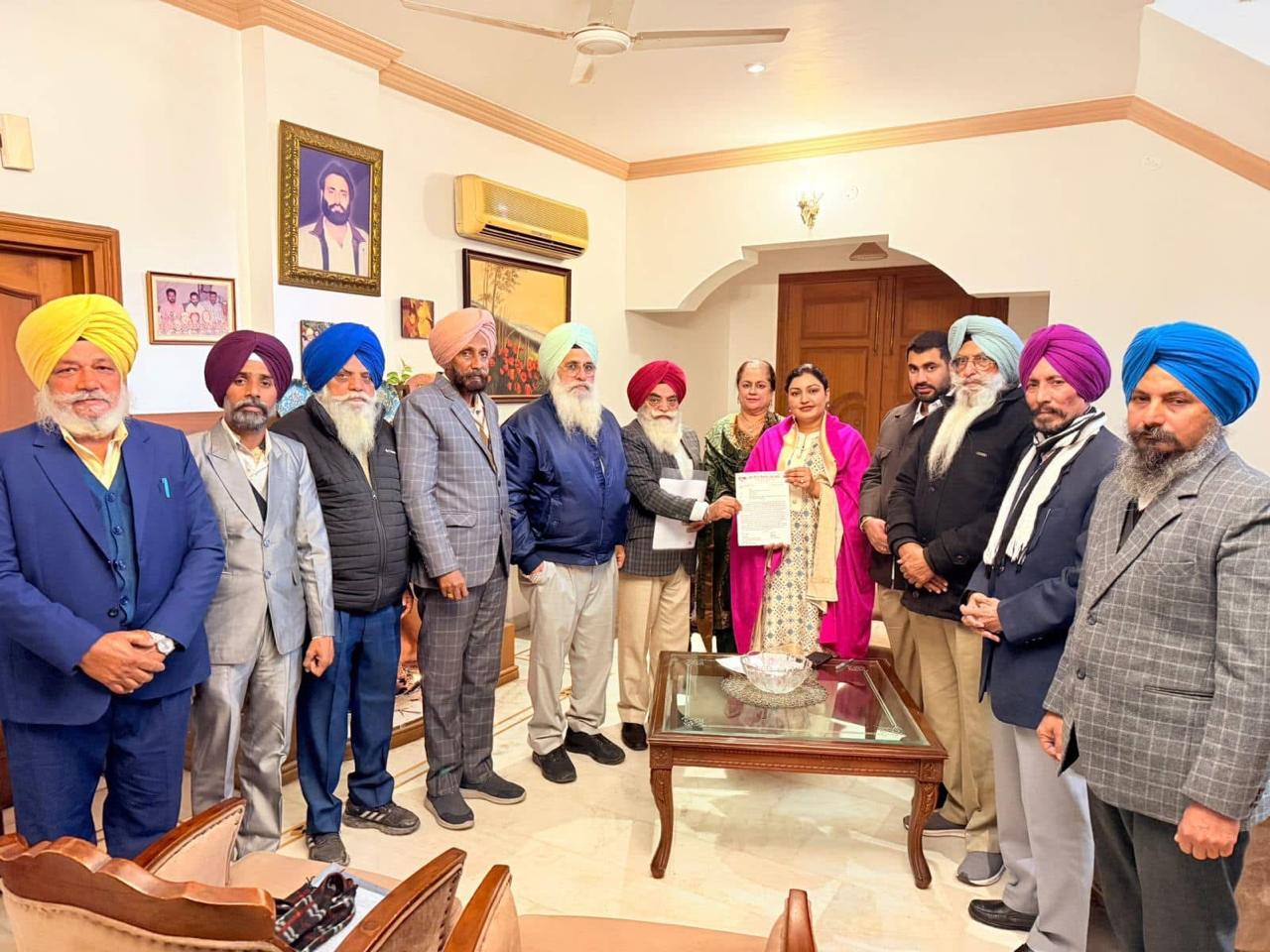 ਜਾਨਹਿਤ ਵਿਕਾਸ ਮੰਚ ਦੇ ਮੈਂਬਰਾਂ ਵੱਲੋਂ ਐਮ ਐਲ ਏ ਅਨਮੋਲ ਗਗਨ ਮਾਨ ਨੂੰ ਸ਼ਹਿਰ ਦੀ ਸਮੱਸਿਆ ਬਾਰੇ ਜਾਣੂ ਕਰਵਾਇਆ