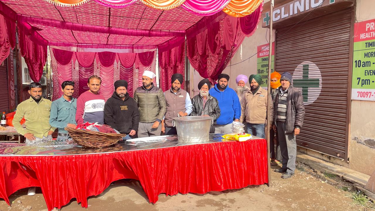 ਚਾਰ ਸਾਹਿਬਜ਼ਾਦਿਆਂ ਦੀ ਸ਼ਹਾਦਤ ਤੇ ਦੁਕਾਨਦਾਰਾਂ ਵੱਲੋਂ ਲੰਗਰ ਲਗਾਇਆ ਗਿਆ 