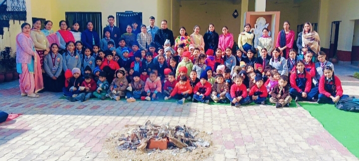 ਸੇਂਟ ਕਬੀਰ ਪਬਲਿਕ ਸੀਨੀਅਰ ਸੈਕੰਡਰੀ ਸਕੂਲ ਚੱਗਰਾਂ ਵਿਖ਼ੇ ਲੋਹੜੀ ਦਾ ਤਿਓਹਾਰ ਧੂਮਧਾਮ ਨਾਲ ਮਨਾਇਆ : ਡਾ ਆਸ਼ੀਸ਼ ਸ਼ਰੀਨ 