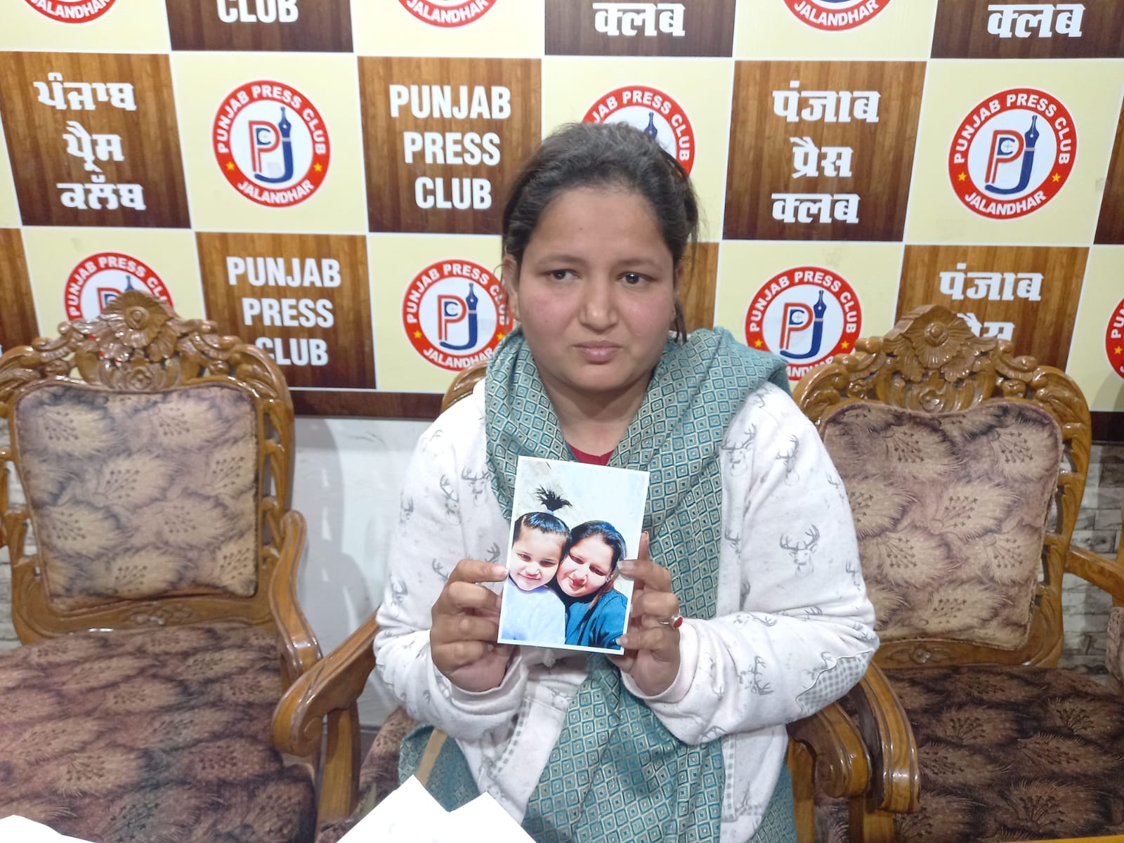 ਜਲੰਧਰ ਕੈਂਟ ਦੀ ਪ੍ਰੀਆ ਬੰਸਲ ਨੇ ਕੀਤੀ ਪ੍ਰੈਸ ਕਾਨਫਰੰਸ, ਆਪਣੇ ਪਤੀ ਤੇ ਲਾਏ ਕੁੱਟਮਾਰ ਅਤੇ ਬਲੈਕਮੇਲ ਕਰਨ ਦੇ ਦੋਸ਼  