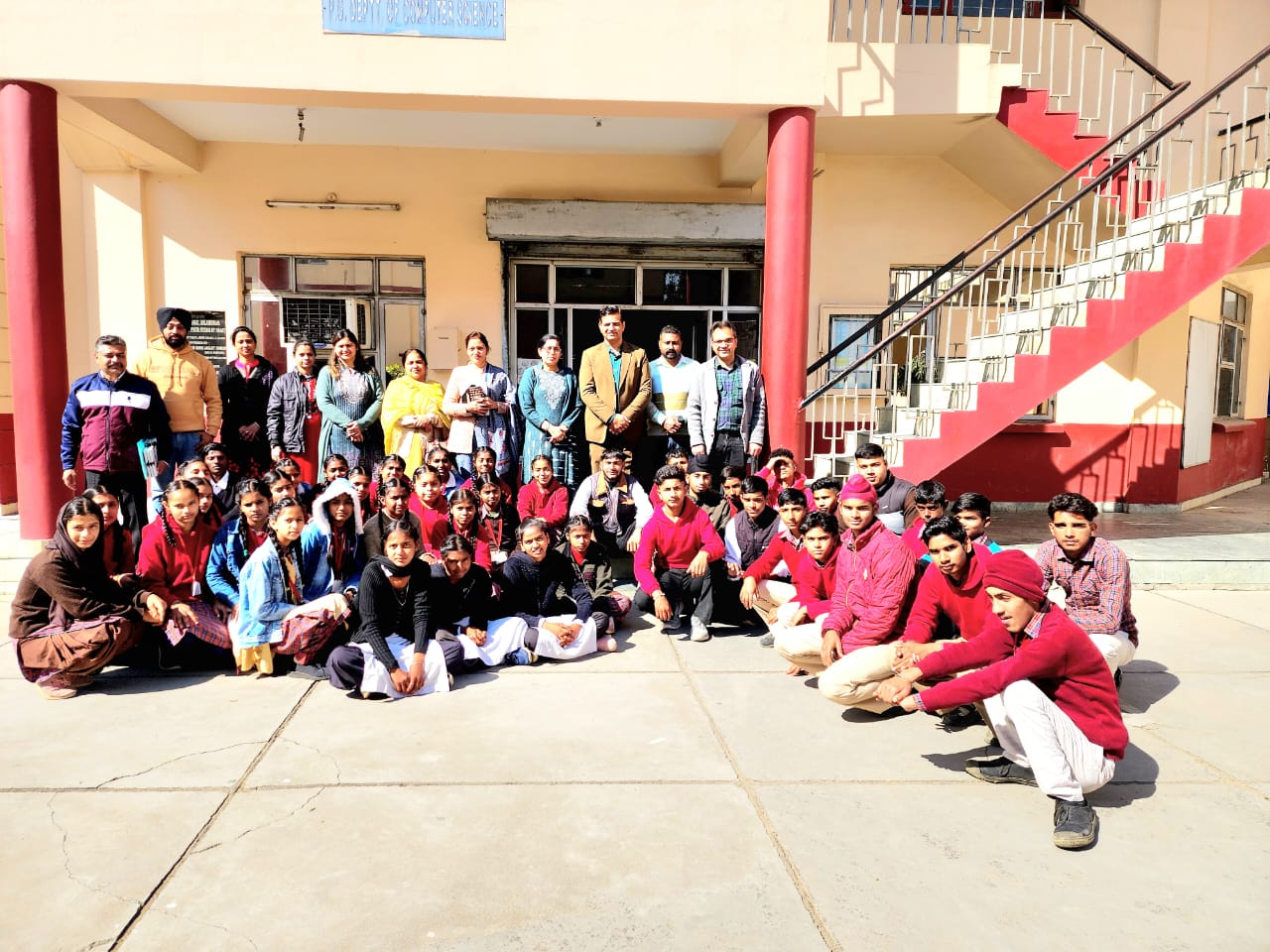 ਸਰਕਾਰੀ ਸੀਨੀਅਰ ਸੈਕੰਡਰੀ ਸਕੂਲ ਭੱਟੀਆਂ ਦੇ ਵਿਦਿਆਰਥਈ DAV ਕਾਲਜ ਜਲੰਧਰ ਦੇ ਵਿਦਿਅਕ ਦੌਰੇ ‘ਤੇ ਨਿਕਲੇ।।।