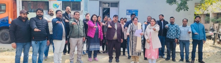 ਸਿਵਲ ਸਰਜਨ ਦਫ਼ਤਰ ਵਿਖੇ ਅਧਿਕਾਰੀਆਂ ਕਰਮਚਾਰੀਆਂ ਨੂੰ ਸੜਕ ਸੁਰੱਖਿਆ ਸਹੁੰ ਚੁਕਾਈ ਗਈ 