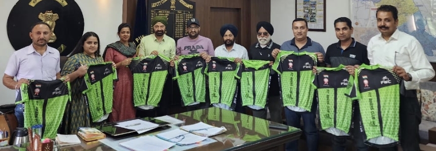 ਡਿਪਟੀ ਕਮਿਸ਼ਨਰ ਵੱਲੋਂ ਸੱਚਦੇਵਾ ਸਟਾਕਸ ਹੁਸ਼ਿਆਰਪੁਰ ਸਾਈਕਲੋਥਾਨ ਸੀਜਨ-7 ਦੀ ਟੀ-ਸ਼ਰਟ ਰਿਲੀਜ