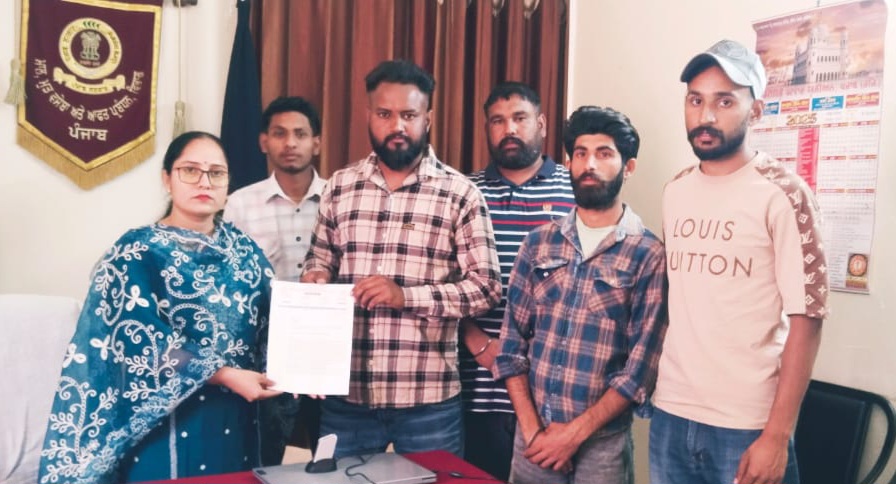 ਬੇਗਮਪੁਰਾ ਟਾਈਗਰ ਫੋਰਸ ਨੇ ਸਿਵਲ ਹਸਪਤਾਲ ਹੁਸ਼ਿਆਰਪੁਰ ਵਿਖੇ ਬੰਦ ਪਏ ਆਕਸੀਜਨ ਜਨਰੇਸ਼ਨ ਪਲਾਂਟਾਂ ਨੂੰ ਠੀਕ ਕਰਵਾਉਣ ਲਈ ਦਿੱਤਾ ਮੰਗ ਪੱਤਰ