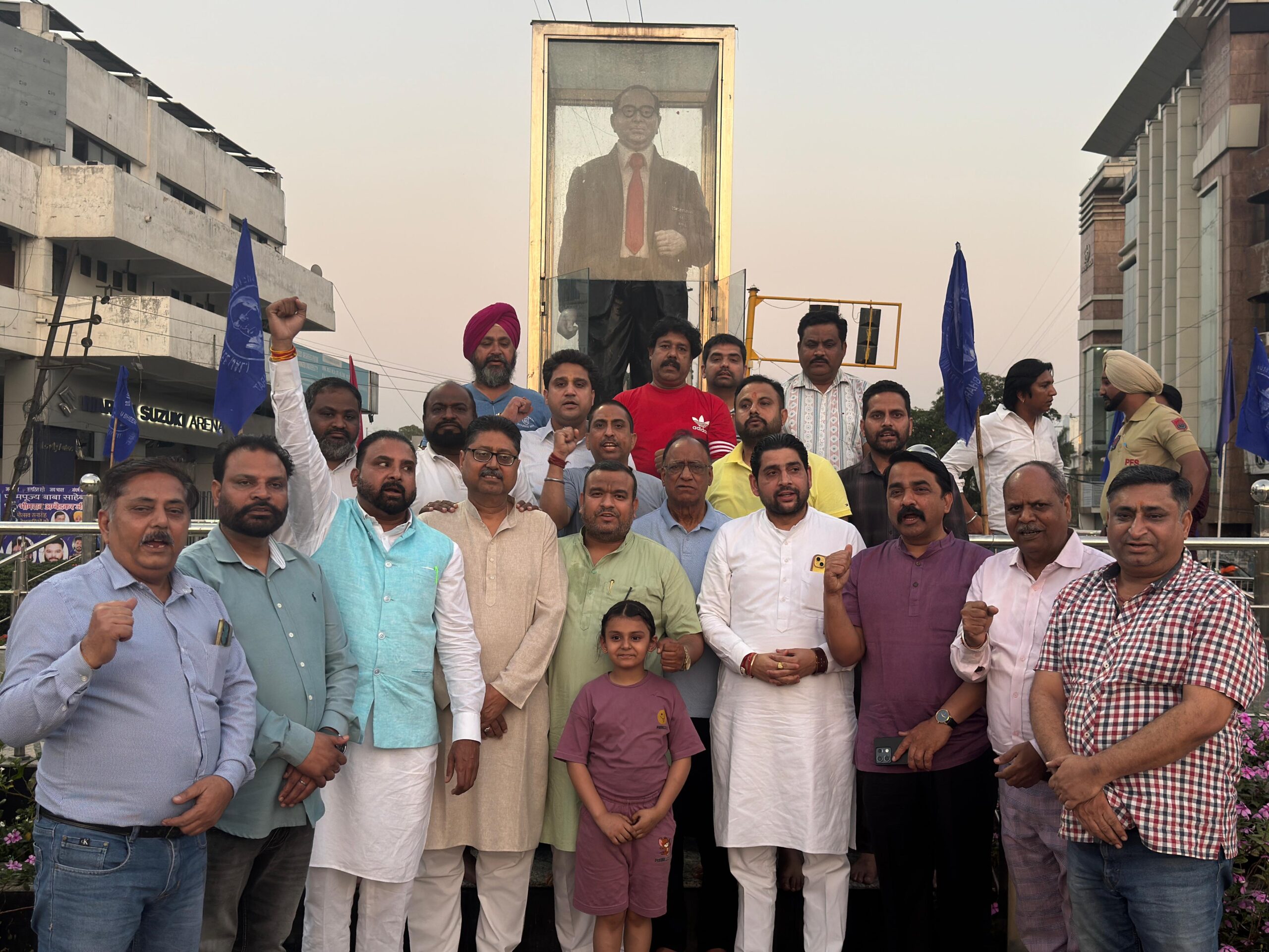 भाजपा ने डॉ भीम राव अंबेडकर अंबेडकर जयंती के उपलक्ष मे प्रतिमा को दूध से स्नान करवाया*