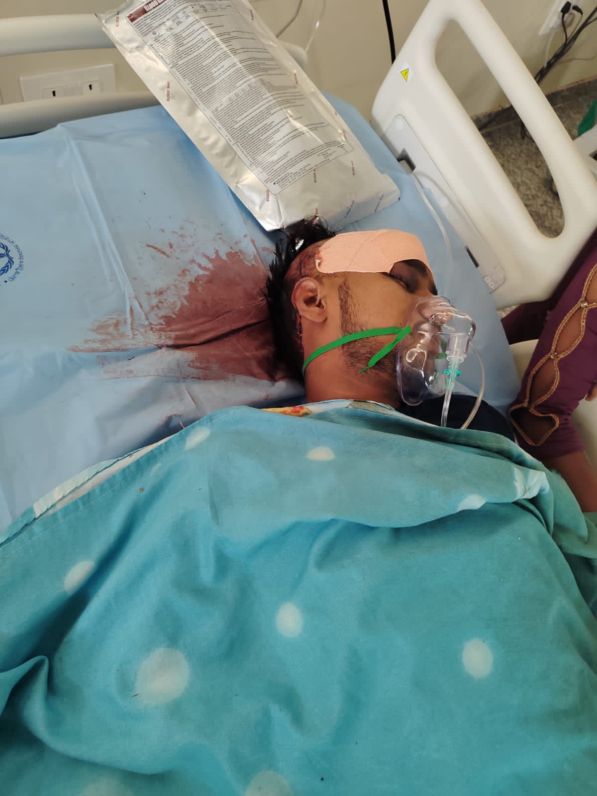 बाइक सवार लड़के का हुआ एक्सीडेंट लेकिन पुलिस नहीं कर रही कार्रवाई, लड़के की हालत गंभीर