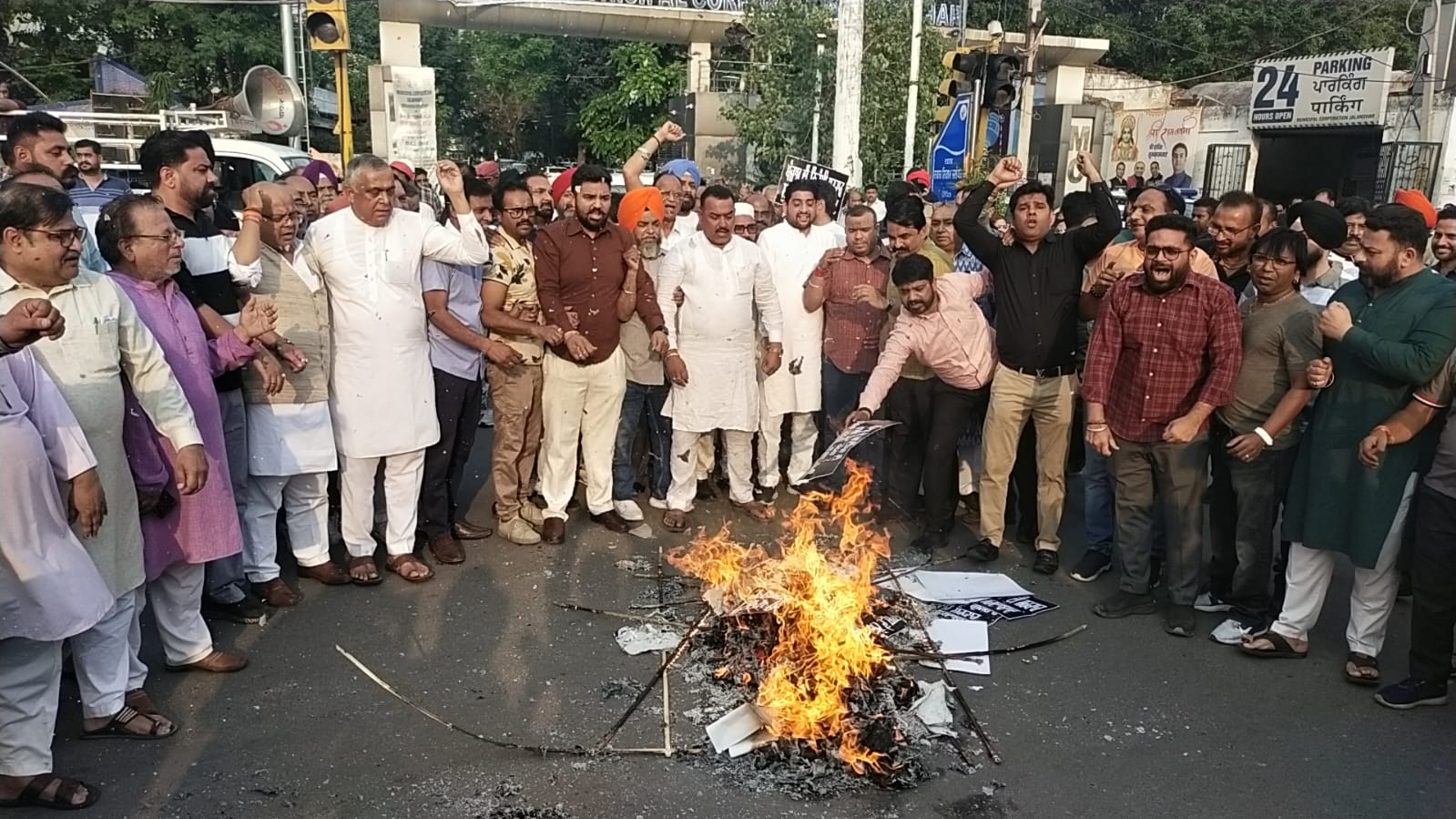 भाजपा ने पानी के मुद्दे पर पंजाब के लोगों को गुमराह कर रही मान सरकार का पुतला फूंका 