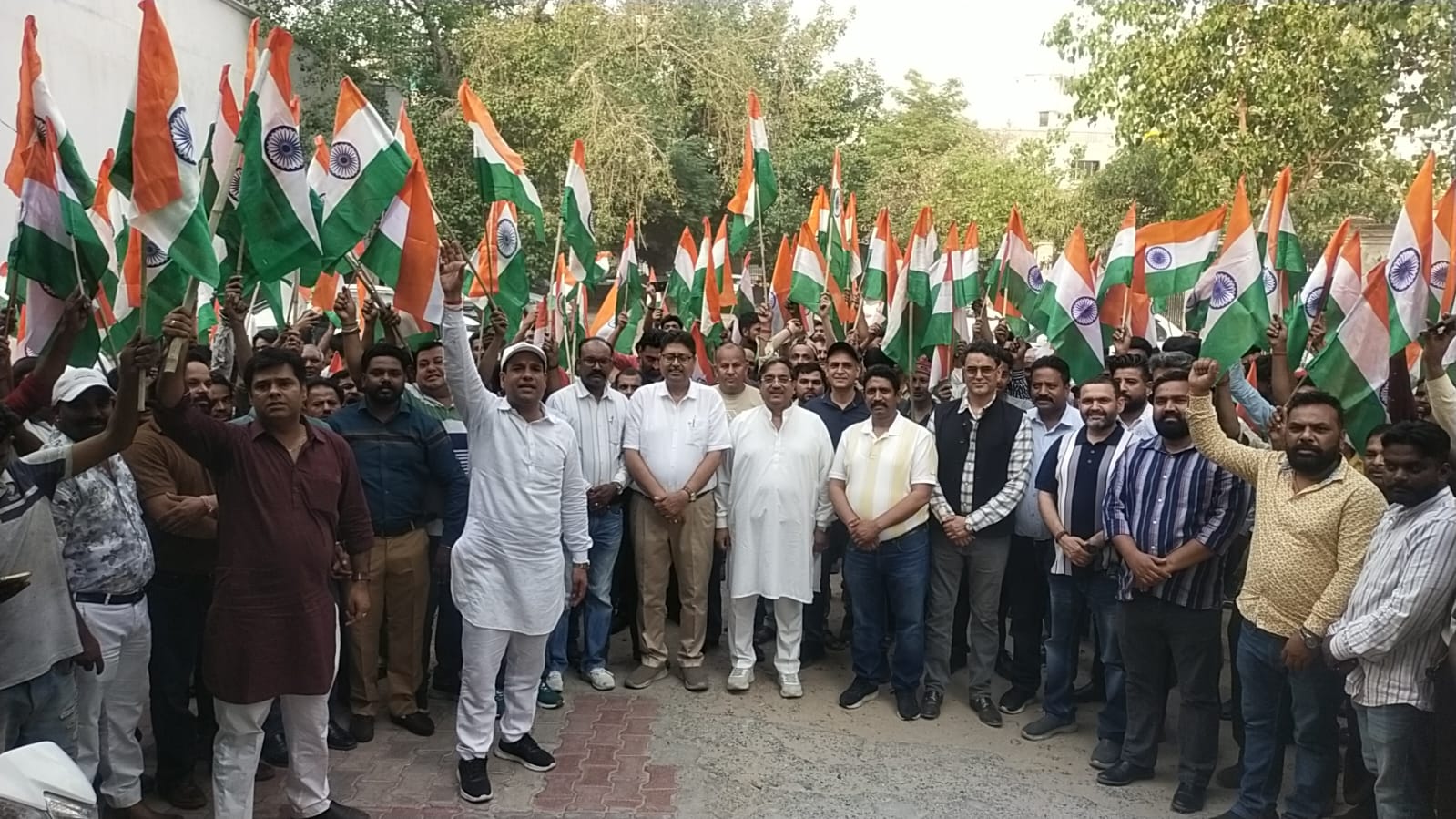 पूर्व मेयर एवं भाजपा पंजाब प्रदेश के महामंत्री राकेश राठौर ने अपने और अन्य  कार्यकर्ताओं ने मिलकर निकाली तिरंगा यात्रा 