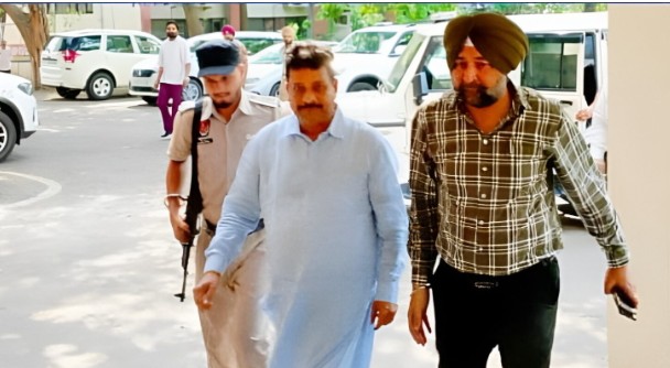 रमन अरोड़ा की गिरफ्तारी के बाद ,प्रशासनिक कार्यालयों में हलचल हुई तेज 