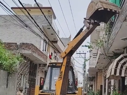 ਜਲੰਧਰ ਦੇ ਉਪਕਾਰ ਨਗਰ ਵਿੱਚ ਯੁੱਧ ਨਸ਼ਿਆਂ ਵਿਰੁੱਧ ਮੁਹਿੰਮ ਦੇ ਤਹਿਤ ਇੱਕ ਵਾਰੀ ਫਿਰ ਚੱਲਿਆ ਪੀਲਾ ਪੰਜਾ 