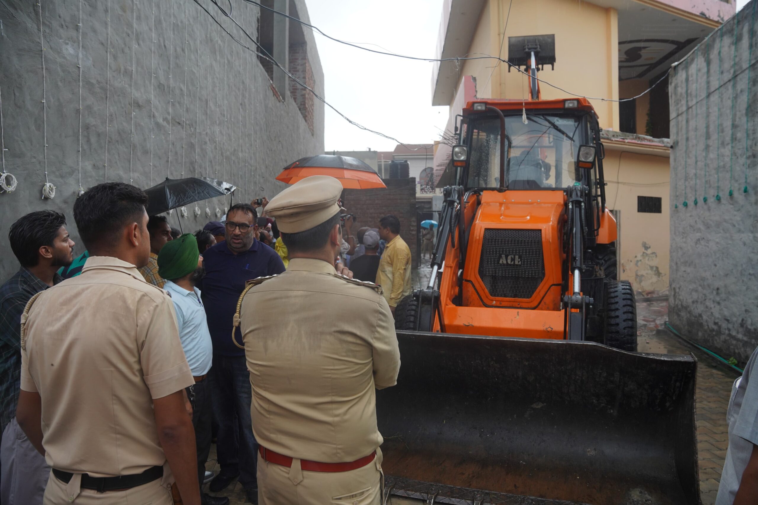 ਯੁੱਧ ਨਸ਼ਿਆਂ ਵਿਰੁੱਧ’ ਤਹਿਤ ਹੁਸ਼ਿਆਰਪੁਰ ਵਿਖੇ ਨਸ਼ਾ ਤਸਕਰ ਦੇ ਘਰ ‘ਤੇ ਚੱਲਿਆ ਪੀਲ਼ਾ ਪੰਜਾ