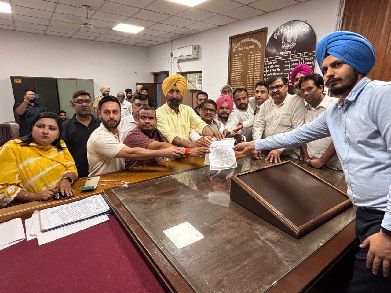 एस.डी.एम-1कैंट विधानसभा के कोट खुर्द,कोट कला,नंगल करार ख़ान,कुक्कड़ पिंड,अलीपुर की जमीन लैंड पुलिंग योजना में आने को लेकर भाजपा ने विरोध पत्र दिया* 