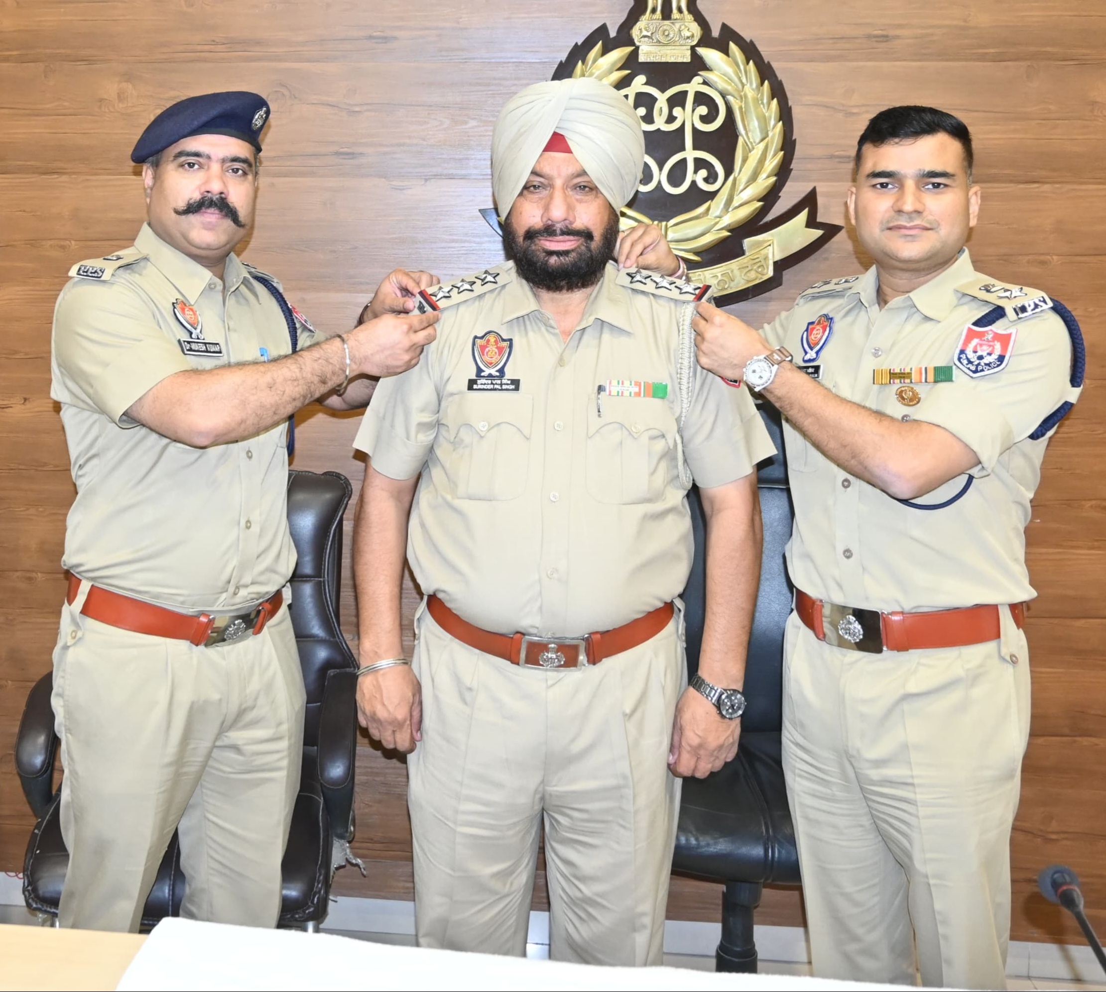 ਸੁਰਿੰਦਰ ਸਿੰਘ ਦੇ ਇੰਸਪੈਕਟਰ ਬਣਨ ਤੇ ਐਸਐਸਪੀ ਸੰਦੀਪ ਮਲਿਕ ਅਤੇ ਐਸਪੀਡੀ ਡਾ. ਮੁਕੇਸ਼ ਕੁਮਾਰ ਨੇ ਲਾਏ ਸਟਾਰ ! 