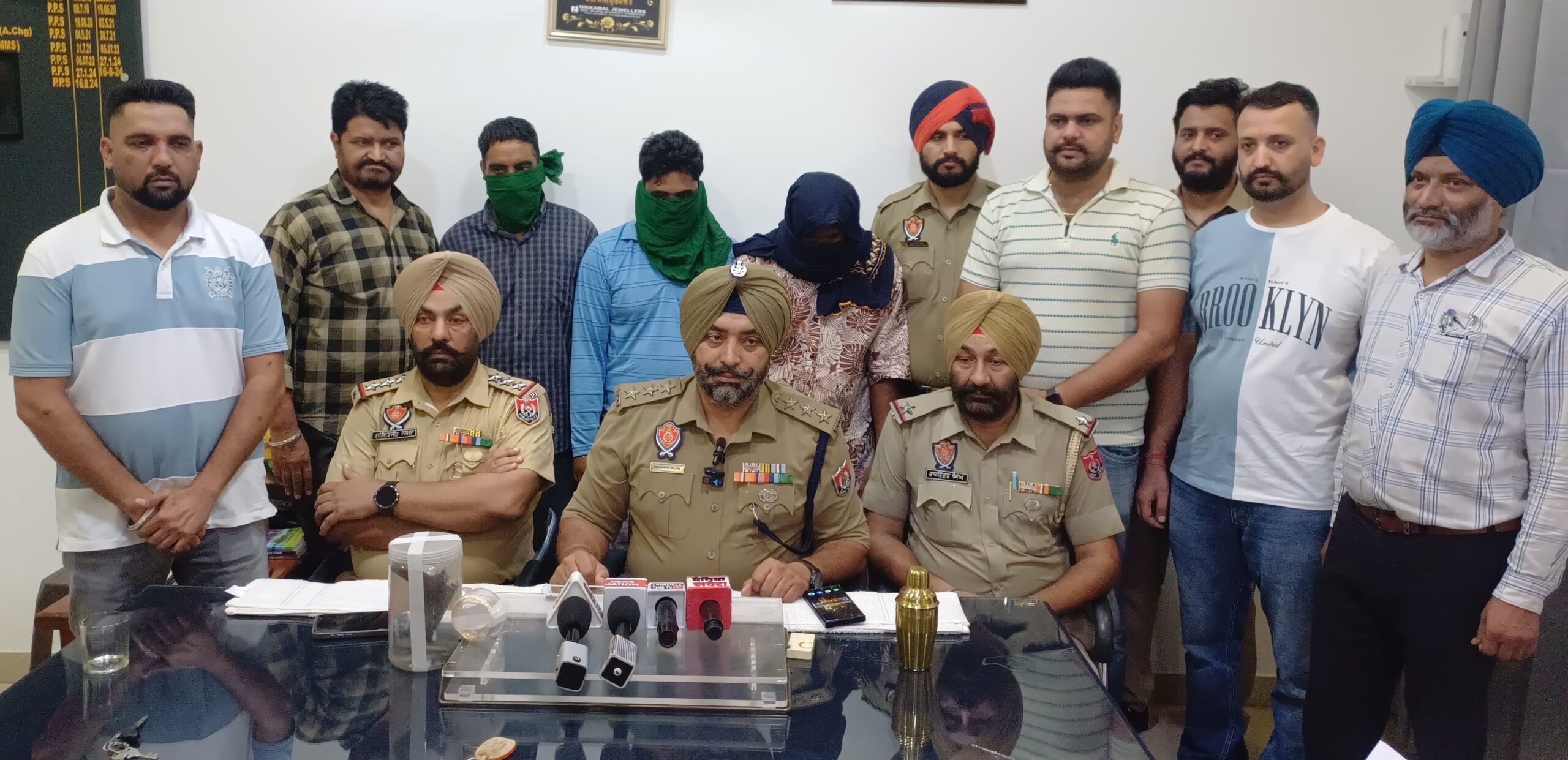 ਟਾਂਡਾ ਪੁਲਿਸ ਨੇ ਲੁਟੇਰਿਆਂ ਨੂੰ ਦੇਸੀ ਪਿਸਟਲ ਅਤੇ ਚੋਰੀ ਕੀਤੇ ਗਹਿਣਿਆਂ ਸਮੇਤ ਕੀਤਾ ਕਾਬੂ ! 