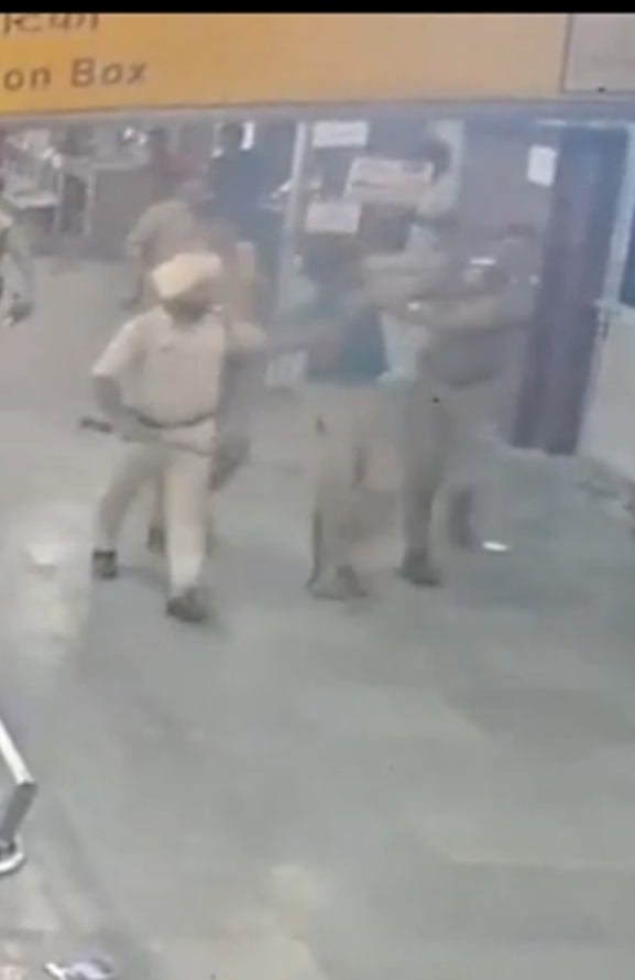 ਜਲੰਧਰ ਰੇਲਵੇ ਸਟੇਸ਼ਨ ਤੇ ਨਿਹੰਗ ਬਾਣੇ ਵਿੱਚ ਆਏ ਨੌਜਵਾਨਾਂ ਵੱਲੋਂ ਕੀਤੀ ਗਈ ਗੁੰਡਾਗਰਦੀ 