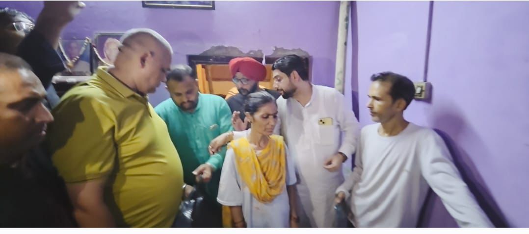 भार्गव कैम्प में बरसात से गिरि छतो वाले परिवारों का सहयोग करने पहुंचे शीतल अंगुराल किया