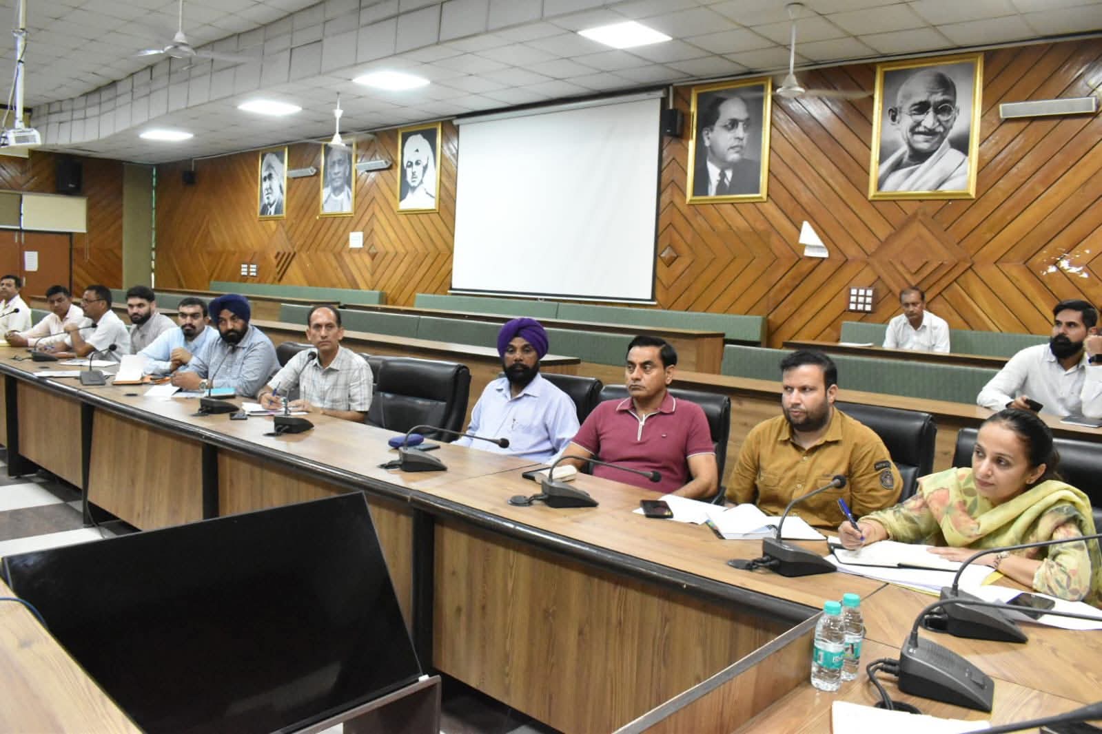 ਡਿਪਟੀ ਕਮਿਸ਼ਨਰ ਡਾ. ਹਿਮਾਂਸ਼ੂ ਅਗਰਵਾਲ ਨੇ ਨਸ਼ਿਆਂ ਖਿਲਾਫ਼ ਵੱਖ-ਵੱਖ ਵਿਭਾਗਾਂ ਵੱਲੋਂ ਕੀਤੀ ਜਾ ਰਹੀ ਕਾਰਵਾਈ ਦਾ ਲਿਆ ਜਾਇਜ਼ਾ 